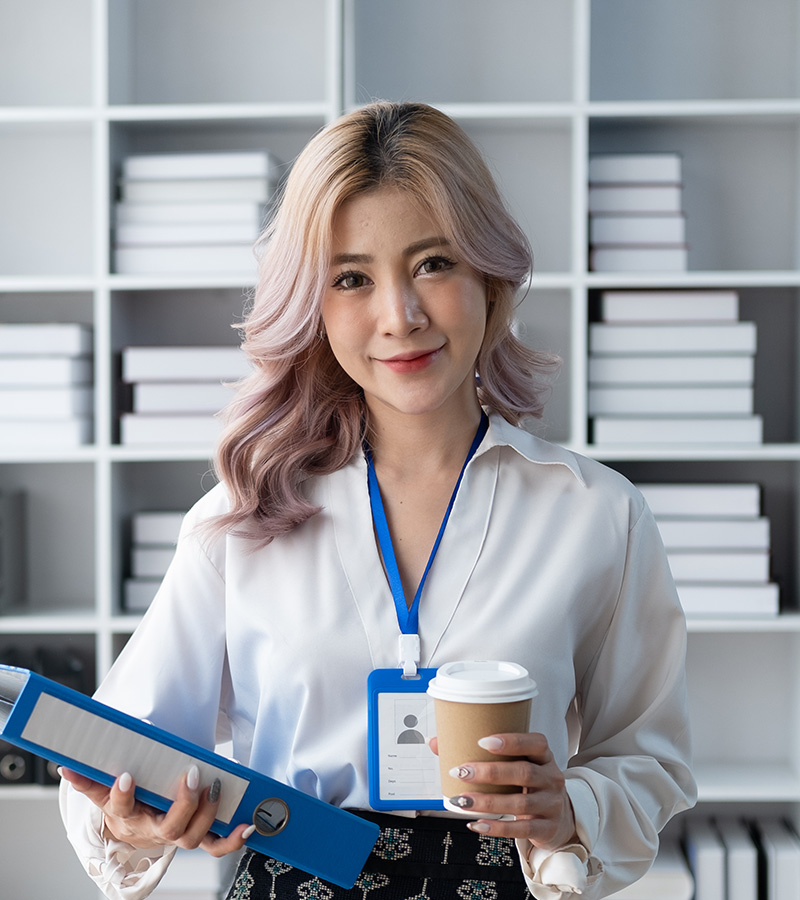 asian-buinsesswoman-hoding-a-file-folder-and-a-cof-SU69HLN.jpg